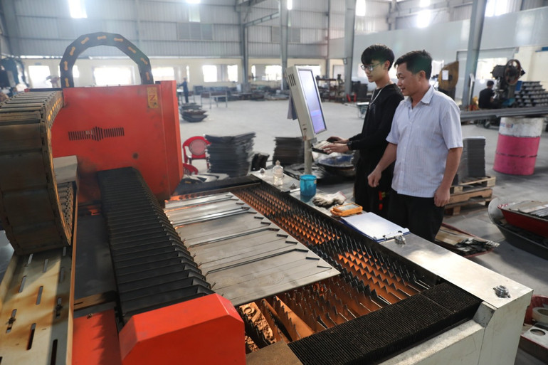 Nhiều máy cơ khí hiện đại được anh Hùng trang bị cho sản xuất.